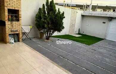 Imagem: A casa possui 3 Dormitórios, 2 Banheiros, 2 Vagas na garagem