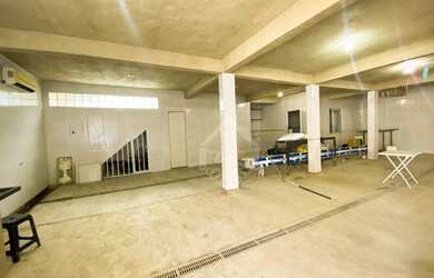 Imagem: O depósito possui 4 Vagas na garagem e 180m² de Área e está