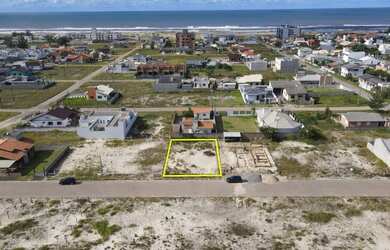 Imagem: O terreno possui 375m² de Área e está localizado em Balneário