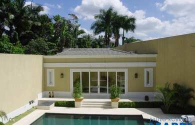 Imagem: A casa possui 4 Dormitórios, 4 Banheiros, 4 Vagas na garagem