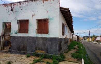 Imagem: A casa possui 2 Dormitórios, 2 Banheiros, Piscina e está