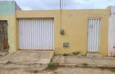 Imagem: A casa possui 2 Dormitórios, 1 Banheiro, 1 Vaga na garagem