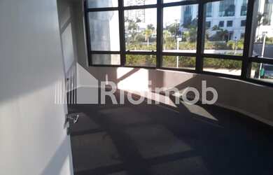 Imagem: O depósito possui 1 Vaga na garagem, 33m² de Área e está