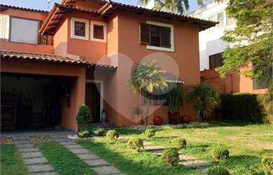 Imagem: A casa possui 4 Dormitórios, 1 Banheiro, 3 Vagas na garagem