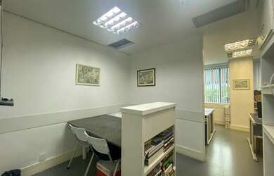 Imagem: O depósito possui 1 Vaga na garagem, 37m² de Área e está