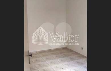 Imagem: A casa possui 2 Dormitórios, 1 Banheiro, 2 Vagas na garagem