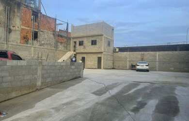 Imagem: O depósito possui 640m² de Área e está localizado em Três