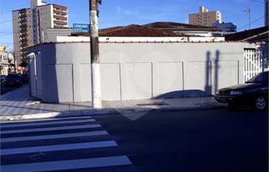 Imagem: A casa possui 2 Dormitórios, 1 Banheiro, 1 Vaga na garagem