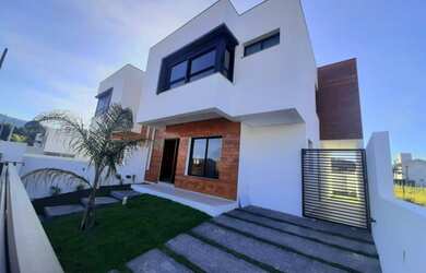 Imagem 2: Casa para venda tem 167 metros quadrados com 3 quartos em Ambrósio - Garopaba - SC