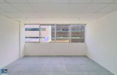 Imagem: O depósito possui 4 Vagas na garagem, 25m² de Área e está