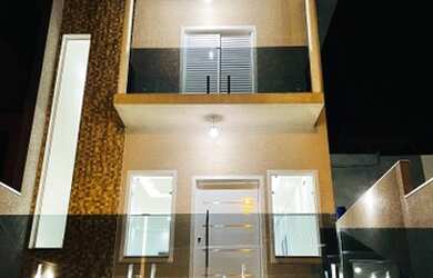 Imagem: A casa possui 3 Dormitórios, 3 Banheiros, 2 Vagas na garagem