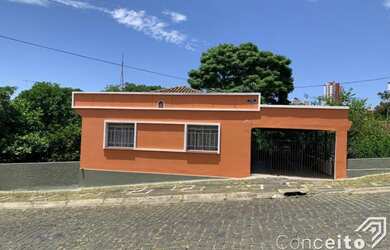 Imagem: A casa possui 3 Dormitórios, 1 Banheiro, 2 Vagas na garagem