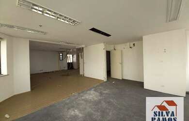 Imagem: O depósito possui 5 Vagas na garagem e 160m² de Área e está