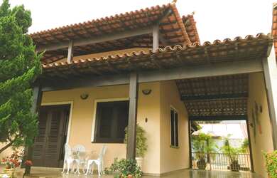 Imagem: A casa possui 4 Dormitórios, 3 Banheiros, 2 Vagas na garagem