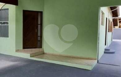 Imagem: A casa possui 3 Dormitórios, 2 Banheiros, 2 Vagas na garagem