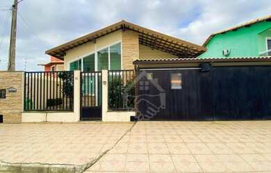 Imagem: A casa possui 3 Dormitórios, 5 Banheiros, 2 Vagas na garagem