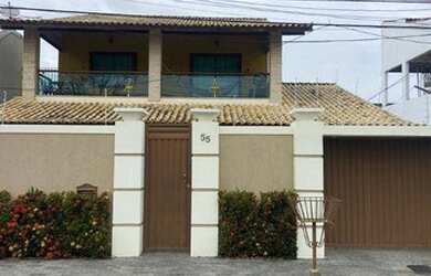 Imagem: A casa possui 3 Dormitórios, 2 Banheiros, 2 Vagas na garagem