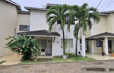 Imagem: A casa em condomínio possui 4 Dormitórios, 4 Banheiros, 2