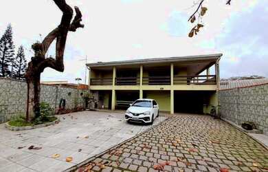 Imagem: A casa possui 3 Dormitórios, 2 Banheiros, 4 Vagas na garagem