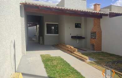 Imagem: A casa possui 3 Dormitórios, 2 Banheiros, 2 Vagas na garagem