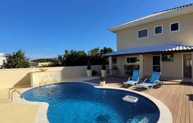 Imagem: A casa possui 3 Dormitórios, 4 Banheiros, 1 Vaga na garagem