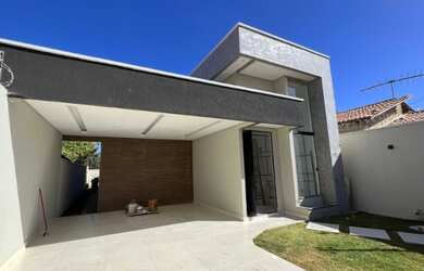 Imagem: A casa possui 3 Dormitórios, 3 Banheiros, 4 Vagas na garagem