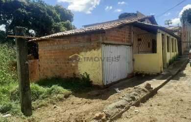 Imagem: A casa possui 3 Dormitórios, 1 Banheiro, 1 Vaga na garagem