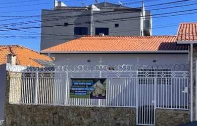 Imagem: A casa possui 3 Dormitórios, 3 Banheiros, 1 Vaga na garagem