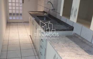 Imagem: A casa possui 3 Dormitórios, 1 Banheiro, 2 Vagas na garagem