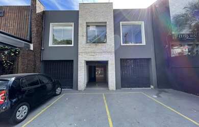 Imagem: O depósito possui 4 Vagas na garagem, 450m² de Área e está