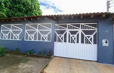 Imagem: A casa possui 4 Dormitórios, 2 Banheiros, 3 Vagas na garagem