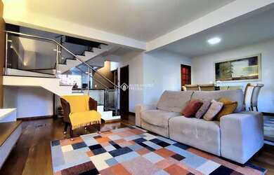 Imagem: A casa possui 4 Dormitórios, 1 Banheiro, 2 Vagas na garagem