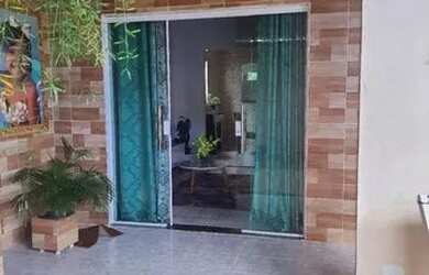 Imagem: A casa possui 2 Dormitórios, 1 Banheiro, 2 Vagas na garagem