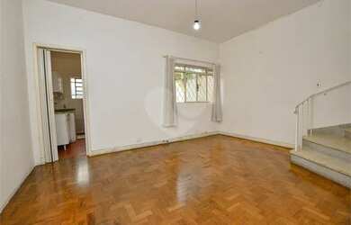 Imagem: A casa possui 4 Dormitórios, 3 Banheiros, 5 Vagas na garagem