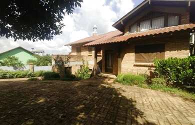 Imagem: A casa possui 3 Dormitórios, 2 Banheiros, 3 Vagas na garagem