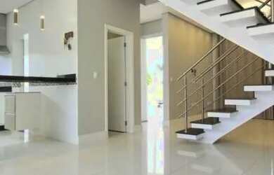 Imagem: A casa possui 3 Dormitórios, 3 Banheiros, 4 Vagas na garagem