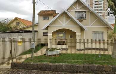 Imagem: A casa possui 3 Dormitórios, 3 Banheiros, 4 Vagas na garagem