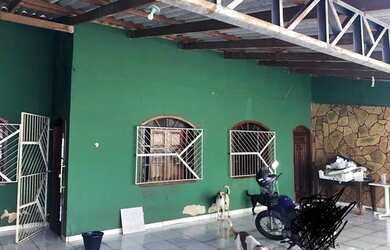 Imagem: A casa possui 3 Dormitórios, 3 Banheiros, 2 Vagas na garagem