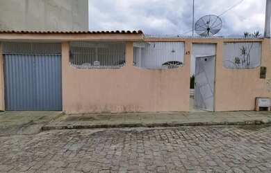 Imagem: A casa possui 3 Dormitórios, 2 Banheiros, 1 Vaga na garagem