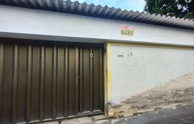 Imagem: A casa possui 3 Dormitórios, 2 Banheiros, 2 Vagas na garagem