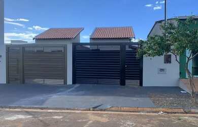 Imagem: A casa possui 1 Dormitório, 2 Banheiros, 2 Vagas na garagem