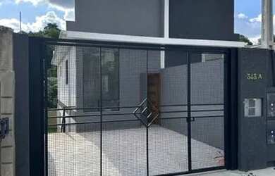 Imagem: A casa possui 2 Dormitórios, 1 Banheiro, 1 Vaga na garagem