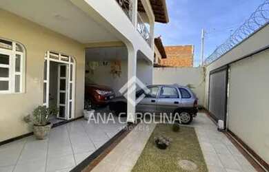 Imagem: A casa possui 3 Dormitórios, 2 Banheiros, 2 Vagas na garagem