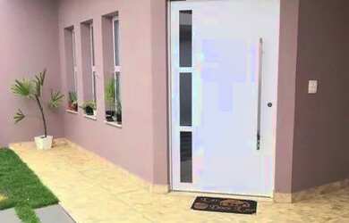 Imagem: A casa possui 3 Dormitórios, 2 Banheiros, 2 Vagas na garagem