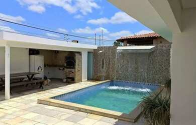 Imagem: A casa possui 4 Dormitórios, 3 Banheiros, 4 Vagas na garagem