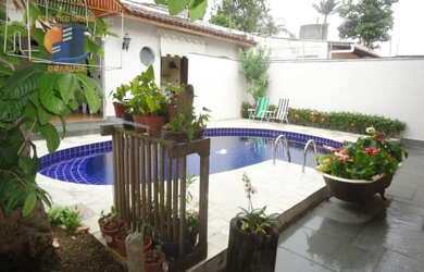 Imagem: A casa possui 3 Dormitórios, 2 Banheiros, 2 Vagas na garagem