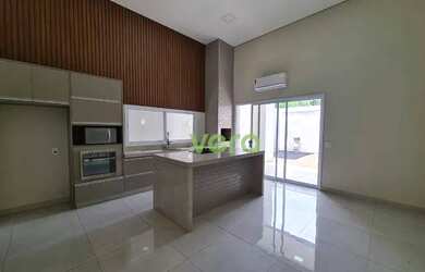 Imagem: A casa em condomínio possui 3 Dormitórios, 3 Banheiros, 4