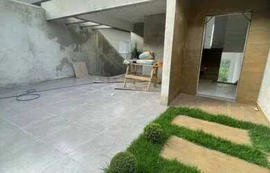 Imagem: A casa possui 3 Dormitórios, 2 Banheiros, 1 Vaga na garagem