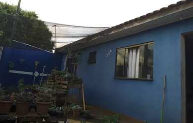 Imagem: A casa possui 3 Dormitórios, 1 Banheiro, 2 Vagas na garagem