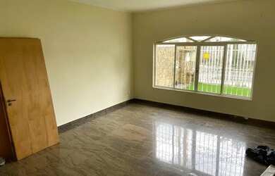 Imagem: A casa possui 4 Dormitórios, 2 Banheiros, 3 Vagas na garagem